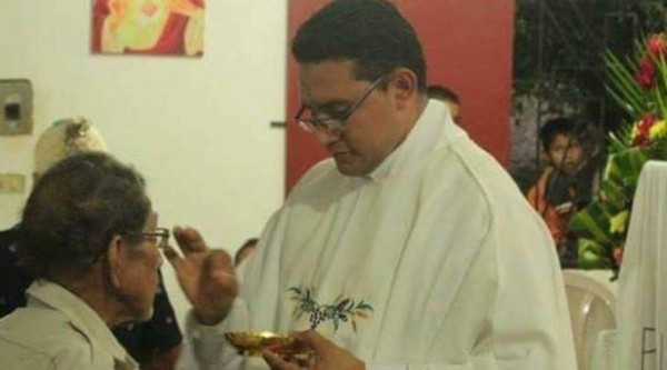 Presuntos pandilleros asesinan a sacerdote en El Salvador