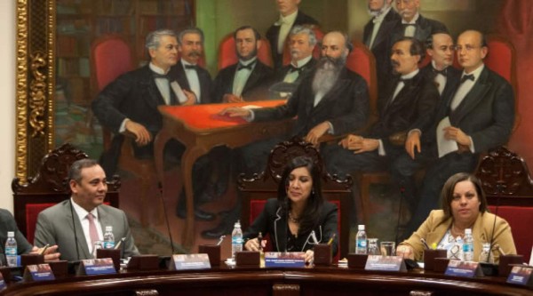 Oposición promete destituir a jueces afines al oficialismo