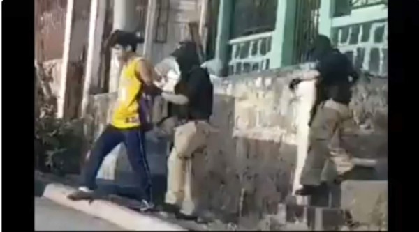 Video: Como agentes de la Atic iban vestidos asesinos de dos jóvenes