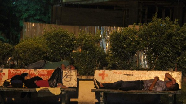 A las 3:00 am, una pareja, ya cansada de tanto esperar los resultados sobre la salud de su familiar, duerme en las bancas frente a la sala de emergencia de cirugía. Fotos: Cristina Santos
