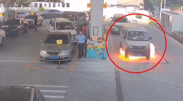 Video viral: Hombre se salva de milagro tras explotar su carro en gasolinera