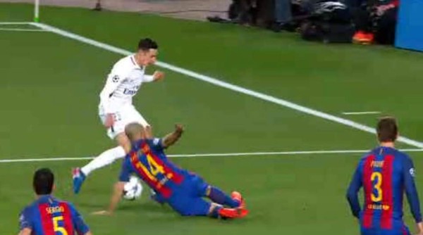 ¡Polémica! El penal no pitado al PSG por mano de Mascherano