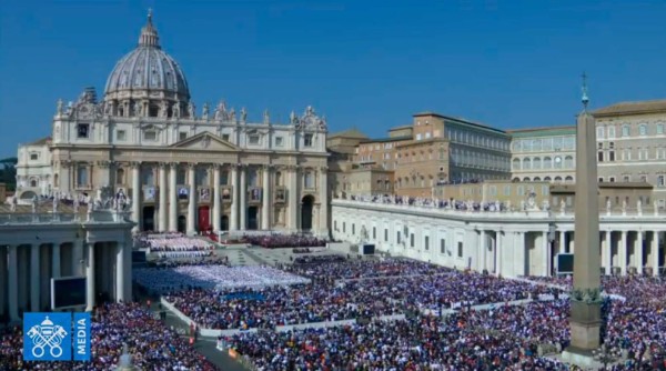 El papa proclama santo al arzobispo salvadoreño Óscar Romero
