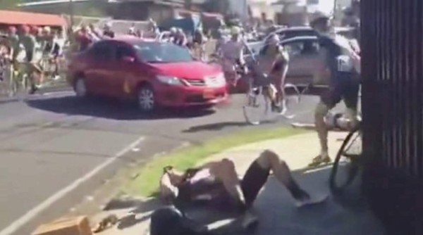 Video: Taxista atropella a ciclista en Vuelta Internacional
