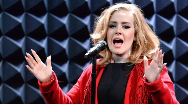 Adele lanzó ‘Send my love’ en los Billboards