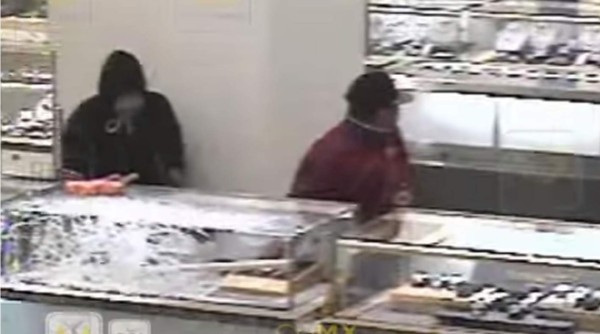 Durante el asalto participaron al menos 20 sujetos que portaban cubre bocas, gorras y sudaderas, así como mazos con los que rompieron los cristales de los exhibidores. Foto YouTube.