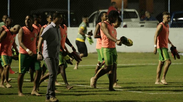 Plantilla del Social Sol ingresaron descalzos previo al juego ante Olimpia