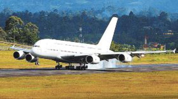 Llega avión más grande del mundo a Colombia