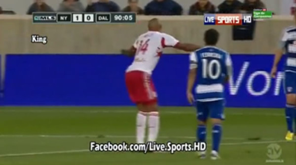 Vídeo: Reclama una falta bailando en un partido de la MLS