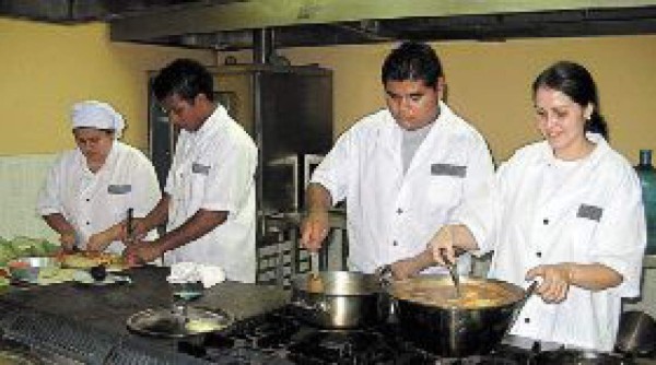 Con éxito concluye primera promoción del Hotel Escuela