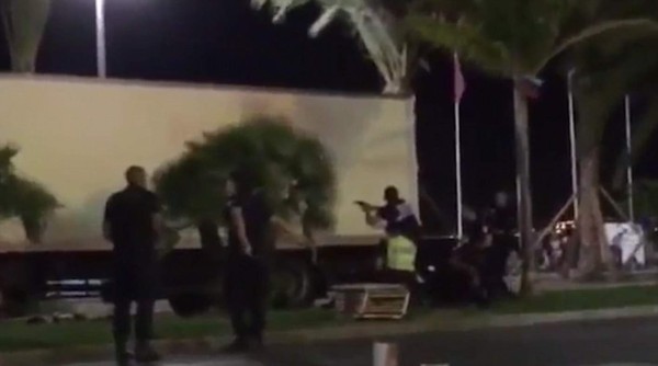Video: Así abatió la policía al conductor del camión en Niza