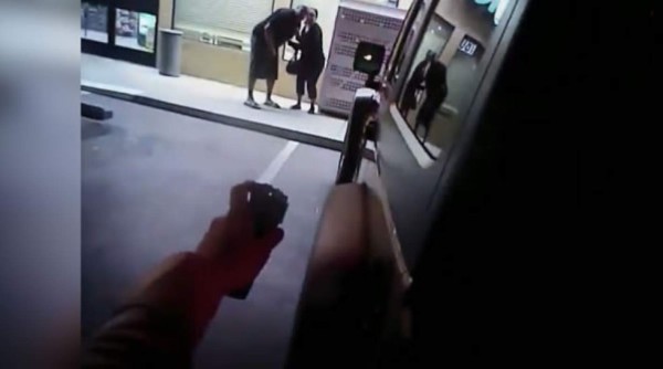 Policía mata a hombre que amenazaba a su esposa con pistola