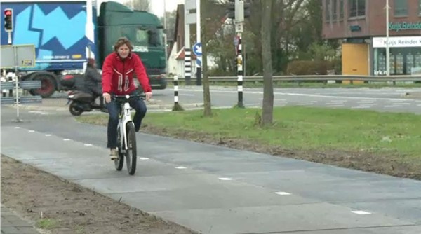 El “SolaRoad”, como se lo conoce, está hecho de módulos de concreto que contienen paneles solares cubiertos de vidrio templado. Foto AFP