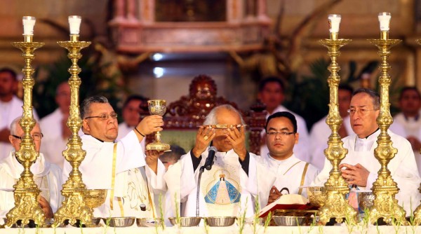 El santuario permaneció repleto de creyentes durante todos los oficios religiosos.
