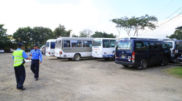 Sancionan a 43 conductores de buses por irregularidades