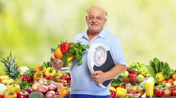 El adulto mayor debe cuidar su alimentación