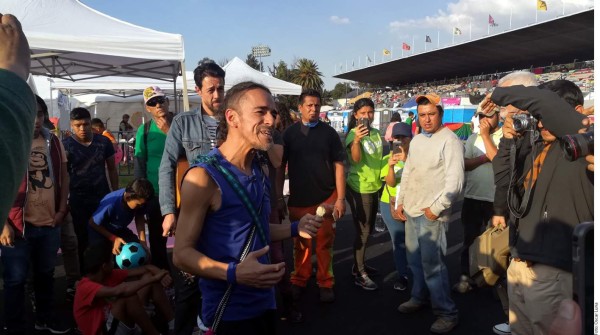 Café Tacvba visita a caravana migrante en México