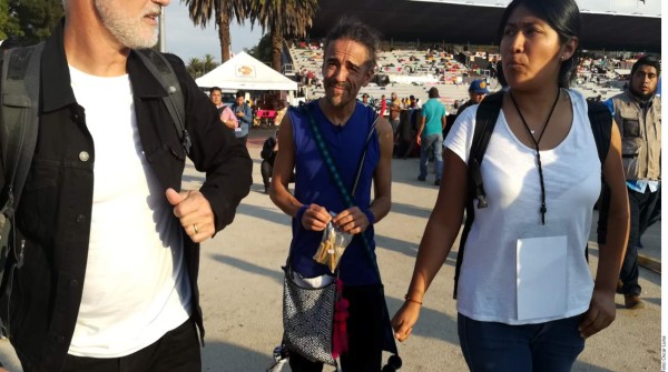 Café Tacvba visita a caravana migrante en México