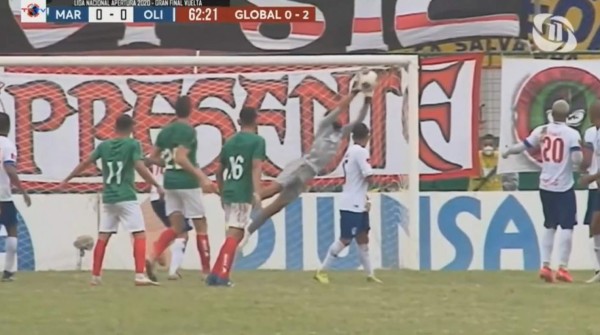 Video: La espectactacular atajada de Edrick Menjívar tras tiro libre de Kervin Arriaga