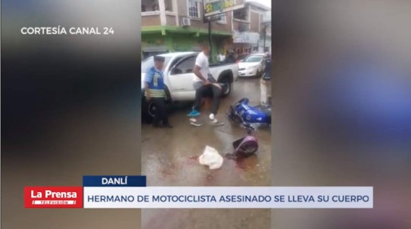 VIDEO: Hermano de motociclista asesinado se lleva su cuerpo sin permiso de autoridades