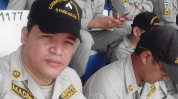 Con honores reciben restos del bombero Óscar Madrid