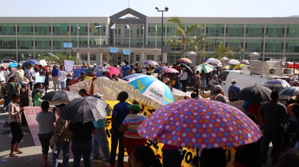 Pobladores de colonias expropiadas protestan frente al Palacio Judicial