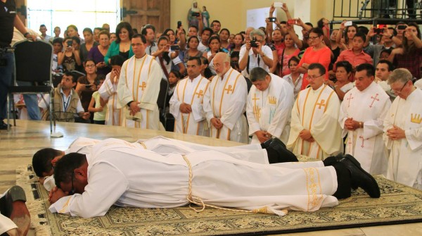 Cardenal: 'Ser sacerdote es desbordar de amor para servir a los demás”