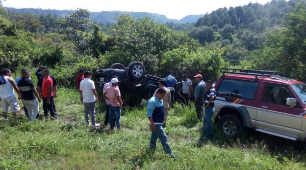 Ocho personas se salvan de milagro tras volcarse en camioneta