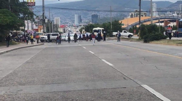 Sujetos encapuchados se enfrentan a policías en Tegucigalpa