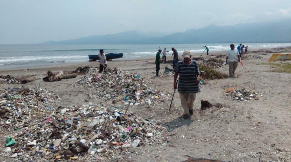 Limitan esfuerzos para evitar la basura en las playas de Omoa