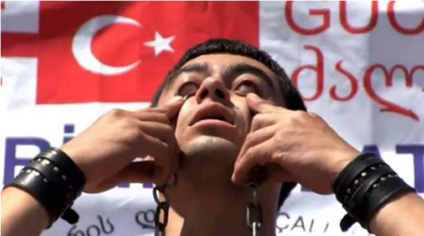 Video: Rompe récord tras colgarse más de 70 libras alrededor de los ojos 