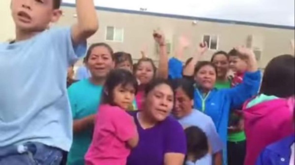 Político filtra video en centro de detención de migrantes