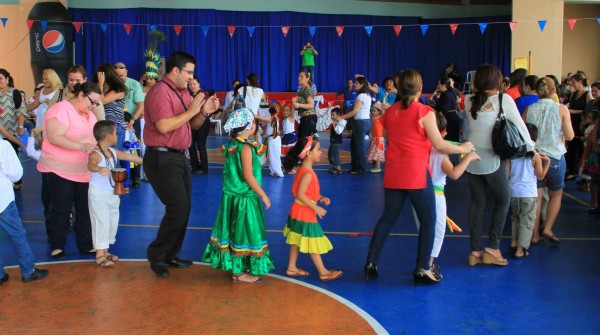 Los alumnos de preparatoria pusieron a bailar a los padres de familia con la “Sopa de caracol”.
