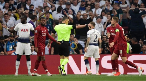Video: Nueva regla en el fútbol concede penal al Liverpool frente al Tottenham