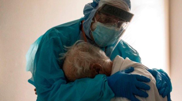 La historia detrás del conmovedor abrazo de un médico a un paciente de covid-19