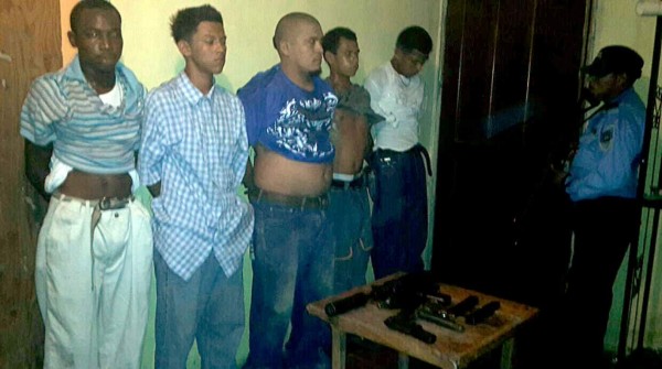 Supuestos pandilleros se enfrentan a la Policía y les decomisan armas y drogas