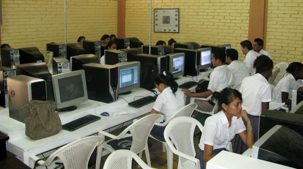 Juntas de padres trabajan en modernizar centros escolares