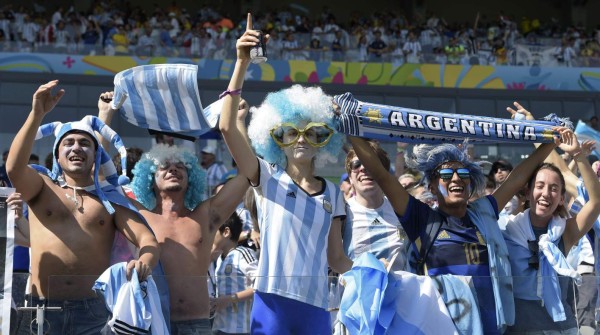 Un golazo de Messi sobre la hora clasifica a Argentina a octavos