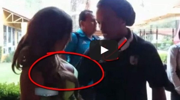 Ronaldinho deslumbrado con escote de periodista