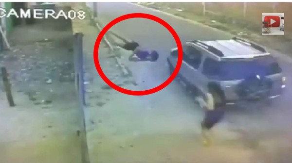 Momentos cuando la mujer era impactada por el vehículo. Foto YouTube.