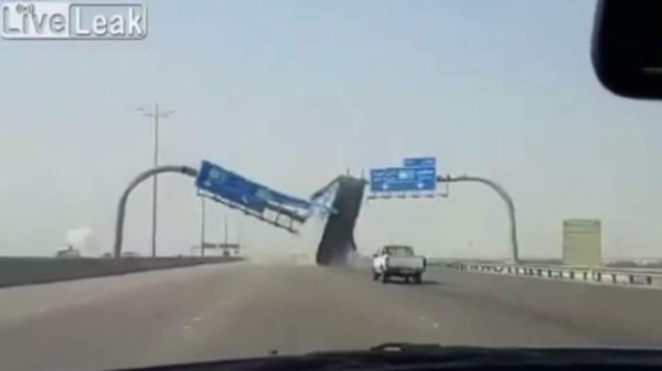 Chofer arrasa con enorme anuncio