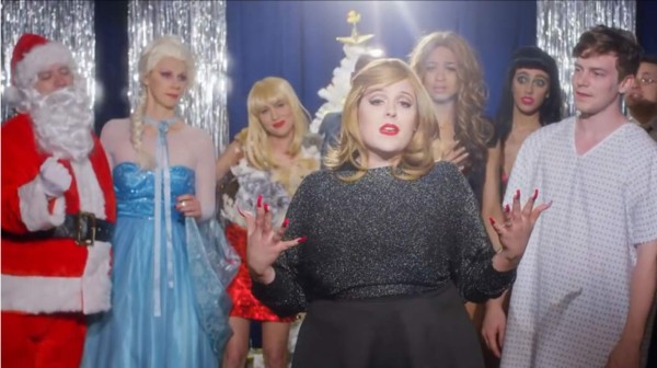 Parodia a famosos cantantes en canción de Navidad