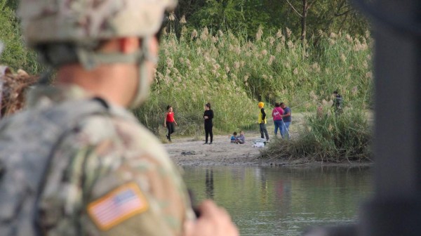 Migrantes cruzan nadando el Río Bravo y se entregan a la Patrulla Fronteriza