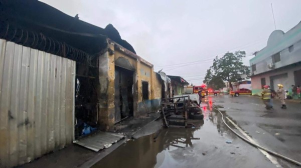 FOTOS: Voraz incendio consume yonker en el barrio Medina de San Pedro Sula