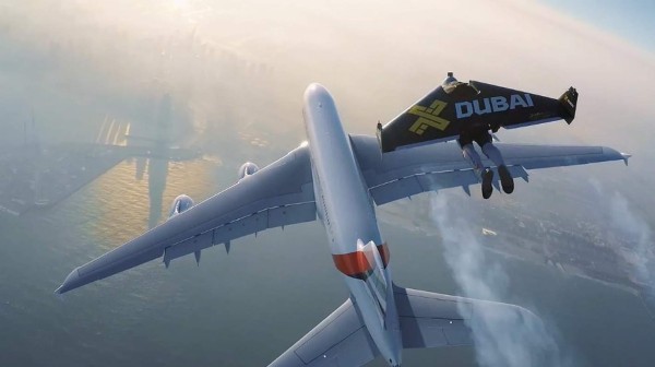 Dos 'Jet Man' vuelan a la par del avión más grande del mundo