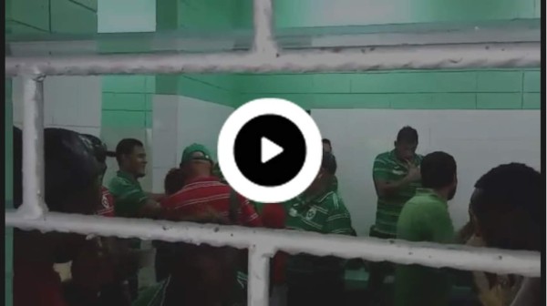 Presidente del Marathón entrega premio al equipo tras ganar al Platense