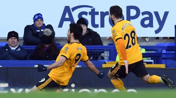 Higuaín se estrena como goleador con doblete y Chelsea resurge en la Premier League