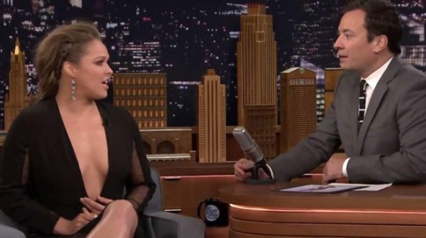 Ronda Rousey luce atrevido escote en pleno programa