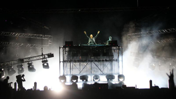 Beyoncé se cae del escenario por culpa de un fan