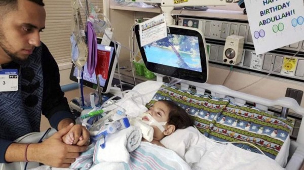 Llega a EEUU la yemení Shaima Swileh, para despedirse de su hijo enfermo terminal